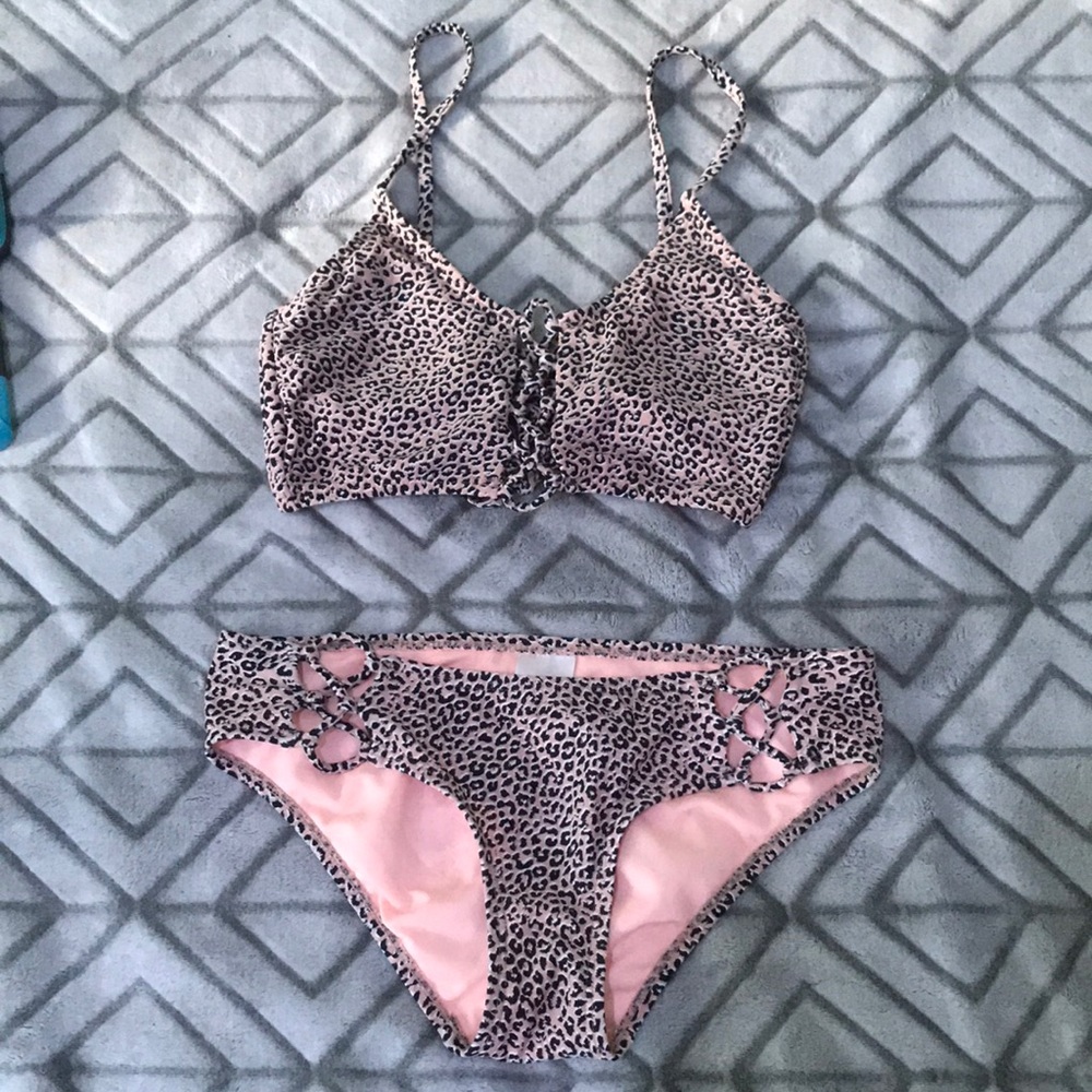 A cheetah print bathing suit. ❣️💕